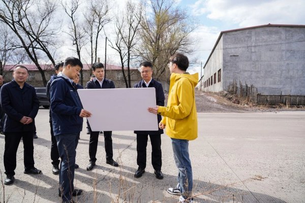 七台河市兴新区委书记郭军，区委副书记、区长郭晓庆实地查看储能项目建设情况