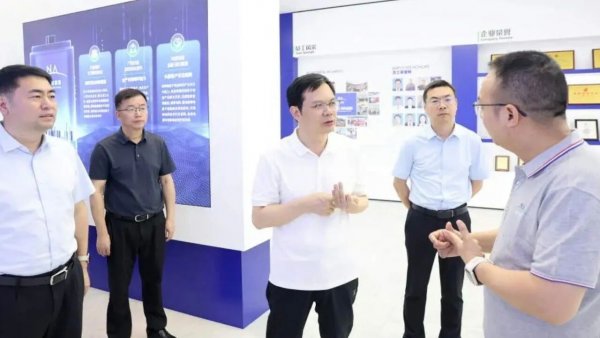 湖州市委副书记、市长连坤明莅临超钠新能源调研指导，赋能储能新材料产业高质量发展